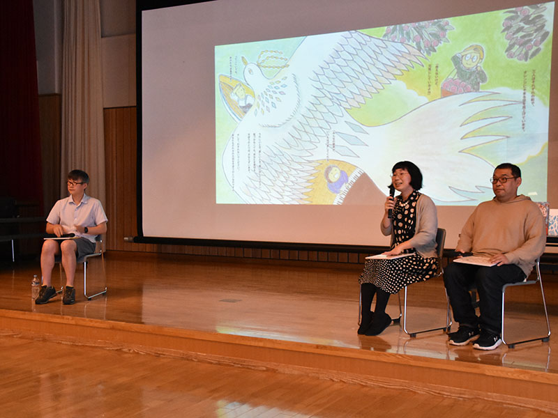 読み聞かせをする（右手前から）江藤さん、よしもとさんと福田さん