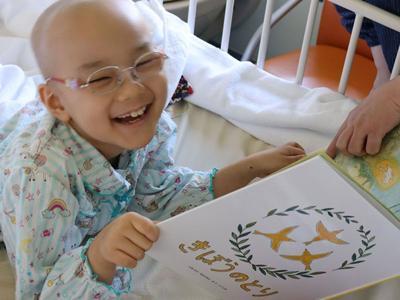 寄贈された絵本「きぼうのとり」を病室で読む入院中の子ども