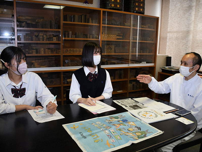 吉村社長（右）から和菓子作りのアドバイスを受ける（左から）大和田さんと今野さん