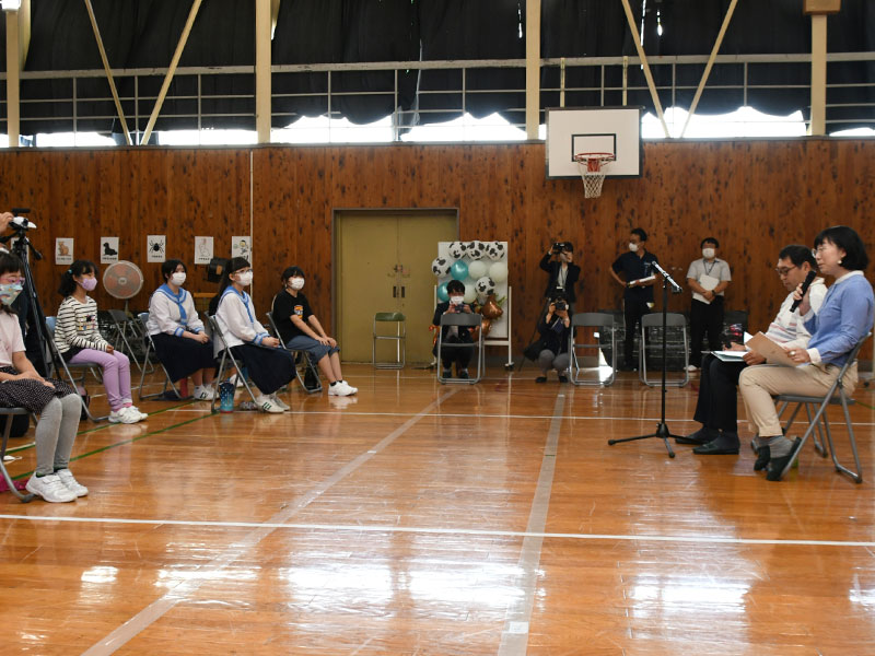  児童生徒に絵本「きぼうのとり」の読み聞かせをする（右手前から）よしもとさん、江藤さん