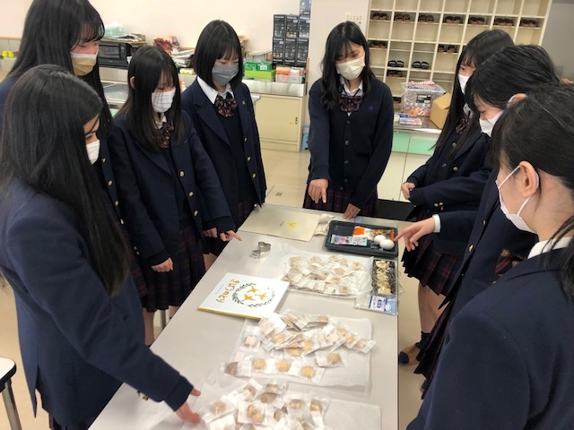 菓子を試作するあさか開成高日本文化部の生徒