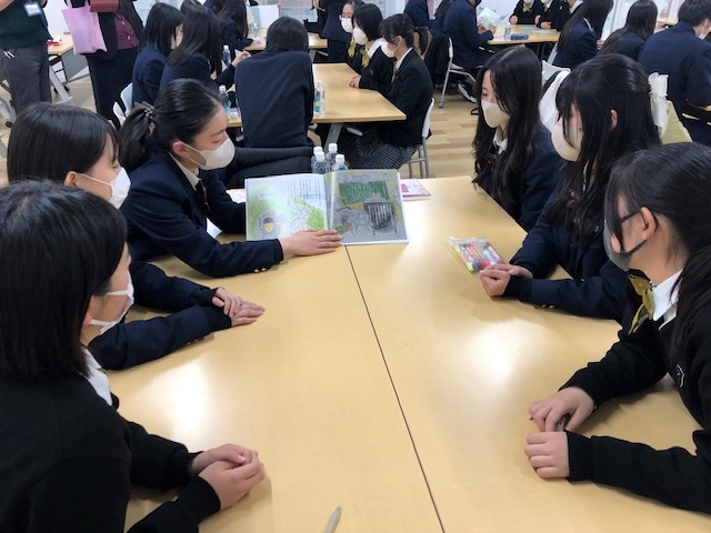 京都光華高の生徒に絵本「きぼうのとり」を読み聞かせるあさか開成高の生徒（左）