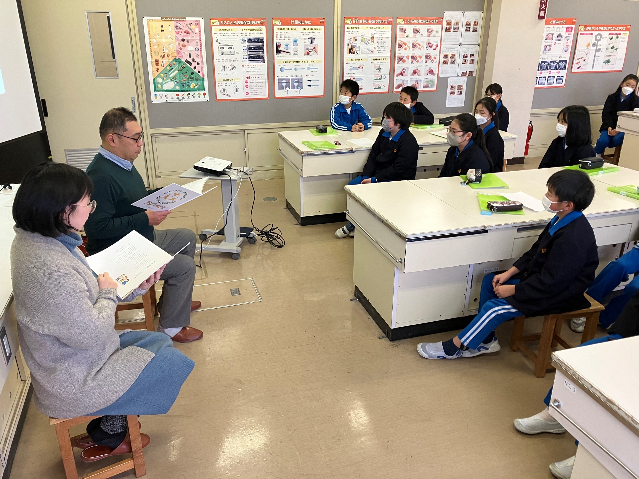江藤さんとよしもとさんの朗読に耳を傾ける児童