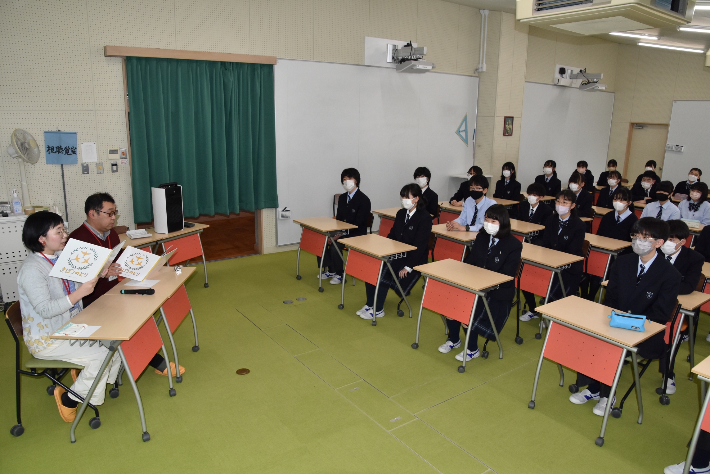 江藤さんとよしもとさんの朗読に耳を傾ける生徒